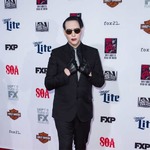 マンソンがデニーズで殴られる、口論になった女性客の彼氏が顔面パンチ。