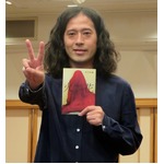 ピース又吉が喜びの&ldquo;ピース&rdquo;、芥川賞受賞連絡時は「手が震えました」。