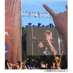 ボーカルが演奏止め観客説教、米ロックフェスでの行動に称賛の声。