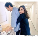 平野ノラ、アンガールズ田中にバックハグ