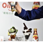 パフェにごま油を直がけ、新感覚スイーツを提供