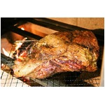 5時間かけて焼く塊肉ステーキ、来店者全員で焼き上がりをシェア。