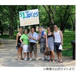 公園で&ldquo;1ドルジョーク&rdquo;売る男、毎日スターバックスで新作ネタ作り。