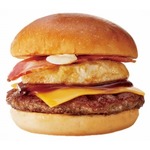 ファーストキッチン流月見バーガー、史上初&ldquo;丸餅&rdquo;挟む