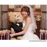 花嫁姿こじはるがテッドとハグ、もふもふファンクラブの代表就任。