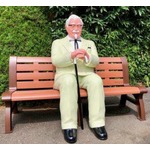 カーネル・サンダース、座る