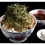 行列の絶えない元祖肉そば「港屋」が九州進出