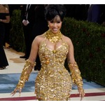 米歌手が観客に飲み物浴びせられブチギレ、マイク投げつけ&ldquo;反撃&rdquo;