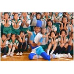 小島よしおが腹筋に1億円保険、世界を目指す&ldquo;腹筋ドッカン先輩&rdquo;。