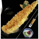 長さ50cmの巨大穴子使う天丼、1つには乗り切らないため複数の丼使用。