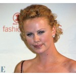 シャーリーズ・セロン、90年代に細眉のため「眉毛抜きすぎた」と後悔