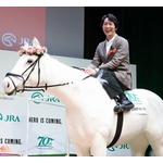 佐々木蔵之介、武豊騎手の実演指導のもと&ldquo;馬ロボ&rdquo;で騎手体験