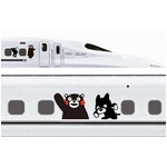 新幹線にくまモンラッピング、阿蘇駅名誉駅長のくろちゃんと一緒に。