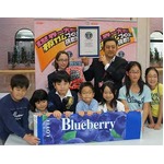 ロッテが世界一大きな板ガム、子供たちが伸ばして市販の約15倍に。