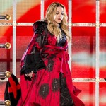 マドンナが勝手に偽の交通標識、愛車3台の駐車スペース確保のため。