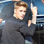 J・ビーバー「鼓膜破裂した」、崖から海へと飛び込む遊びで負傷。