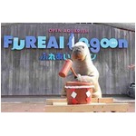 上手にお餅つきするセイウチ、トレーナーのかけ声に合わせ杵使いこなす。