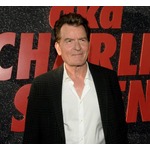 チャーリー・シーン、当時の婚約者が負傷した&ldquo;自宅での銃創事件&rdquo;詳細を初告白