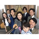 松嶋菜々子が人生初のセルカ棒、ドラマ共演者と豪華レアショット。