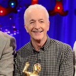 新作に向けC-3POのスーツ新調「40年も経って臭くなってきていたしね」。