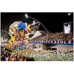 サンバカーニバルに巨大ねぷた、地元ブラジルの観客から大きな歓声。