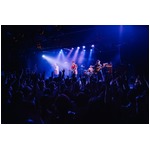 KANA-BOONが初の海外単独公演、観客から寄せ書き贈られるサプライズも。