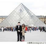 亡父の写真パネルと旅する女性、人生に疲れ果て思い切った行動に。