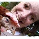 ニワトリと女性、目を&ldquo;交換&rdquo;したら&hellip;