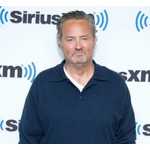 マシュー・ペリーが自宅ジャグジーで溺死か、「フレンズ」共演者ら追悼