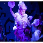 ローラがセクシーなプードルに、初のファンクラブイベントでダンス。