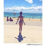 道端アンジェリカの美尻に反響、Tバックビキニ姿に「お尻やばーー！」。