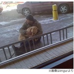 &ldquo;犬を温める男性&rdquo;写真に称賛、極寒の屋外で震える姿見て咄嗟の行動。