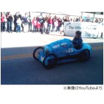 &ldquo;ケーキの車&rdquo;時速45kmで快走、車体の骨組みは専門家製作の本格派。