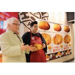 マツコロイドがKFC一日店長に、子どもに声かけ意外と（？）優しい一面も。