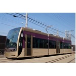 【写真】与謝野晶子好んだ色の路面電車、「堺トラム・紫おん」発進。