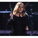 アデルが男性ファンの唇にキス、ライブのパフォーマンス中にうっかり。