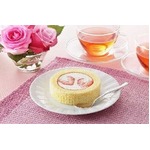 ハート苺のせプレミアムロール、ローソンが&ldquo;いい夫婦の日&rdquo;限定で。