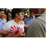 【写真】&ldquo;旭日旗Tシャツ&rdquo;着た中国人、中国内イベントに突如現れ大騒動。