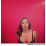 ミランダ・カーが下着でキス顔、胸の谷間見せつける姿に興奮の声。