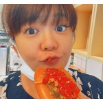 ホットドッグ食べる&ldquo;アヒル口&rdquo;華原朋美、「ケチャップの量、、、笑」セルフツッコミ