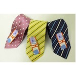 50種の眼鏡拭きつきネクタイ、いつでもサッとメガネ＆スマホきれいに。