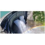 黒部ダムの観光放水がスタート、&ldquo;高さ186mから毎秒10t&rdquo;圧巻の光景。