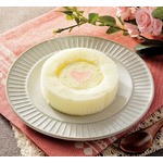 ローソン、ピンクハート付きの白いロールケーキ