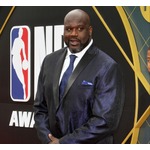 気前が良い&ldquo;バスケ界の伝説&rdquo;、店頭で若い家族に家電贈る