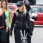 マドンナが陪審の義務をさぼる、裁判所の警備が到着待つも姿現さず。