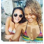 加賀美セイラの&ldquo;すごい谷間&rdquo;、クリスタル・ケイとビキニ2ショット。