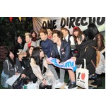 似すぎ&ldquo;1D&rdquo;等身大フィギュア、あまりの感動に号泣するファンも。