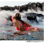 溶岩注ぐ海で泳ぐ&ldquo;女インディ・ジョーンズ&rdquo;