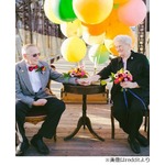 &ldquo;61年遅れの結婚写真&rdquo;に称賛、結婚式写真1枚の老夫婦に孫がプレゼント。