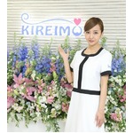 板野友美がエステ制服を監修、着こなしも含めトータルプロデュース。